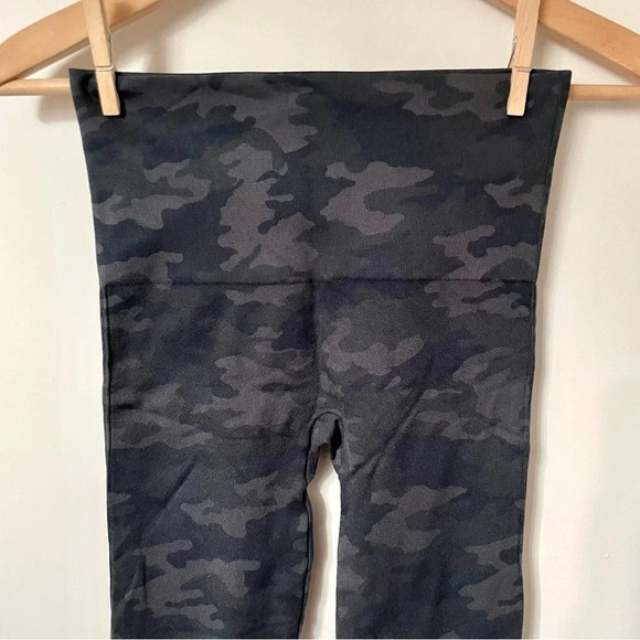Spanx EcoCare Seamless Leggings  Black Camo - Picture 6 of 8